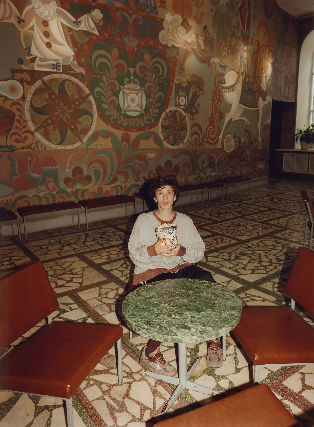 Марк в фойе кинотеатра «Орленок»