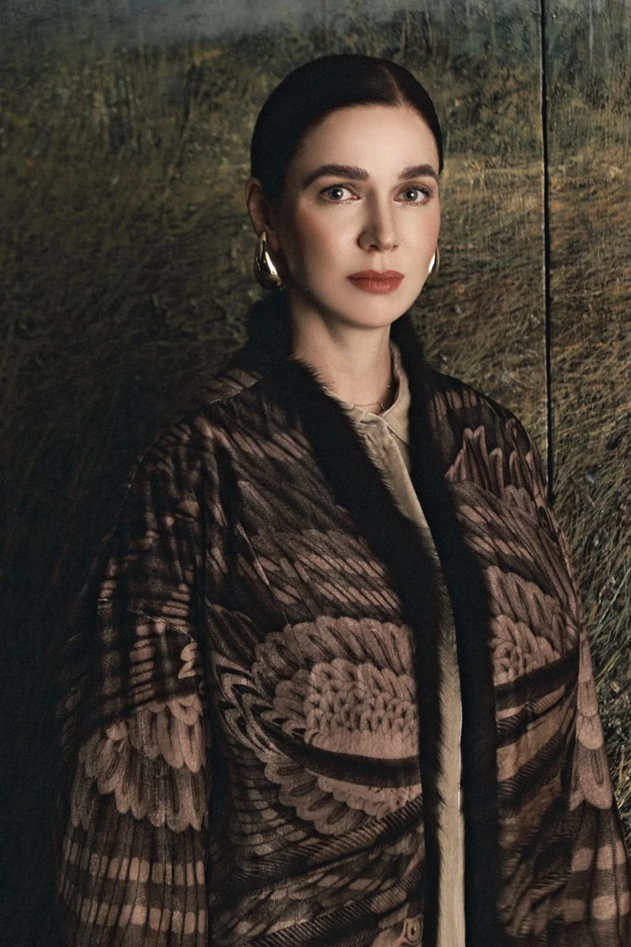 Двухстороннее пальто из меха соболя и бархата с авторским принтом и бархатное платье-рубашка на шелковой подкладке, <strong>ALENA AKHMADULLINA</strong>; серьги, <strong>BOTTEGA VENETA</strong>.