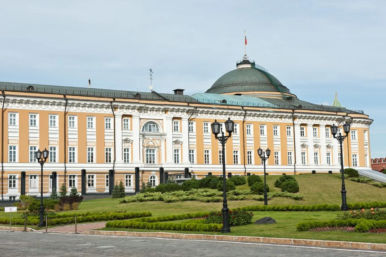 &#x421;&#x435;&#x43d;&#x430;&#x442;&#x441;&#x43a;&#x438;&#x439; &#x434;&#x432;&#x43e;&#x440;&#x435;&#x446; &#x432; &#x41a;&#x440;&#x435;&#x43c;&#x43b;&#x435;, &#x41c;&#x43e;&#x441;&#x43a;&#x432;&#x430;. &#x410;&#x440;&#x445;. &#x41c;. &#x41a;&#x430;&#x437;&#x430;&#x43a;&#x43e;&#x432;. &#x424;&#x43e;&#x442;&#x43e;: E. O. / &#x424;&#x43e;&#x442;&#x43e;&#x431;&#x430;&#x43d;&#x43a; &#x41b;&#x43e;&#x440;&#x438;