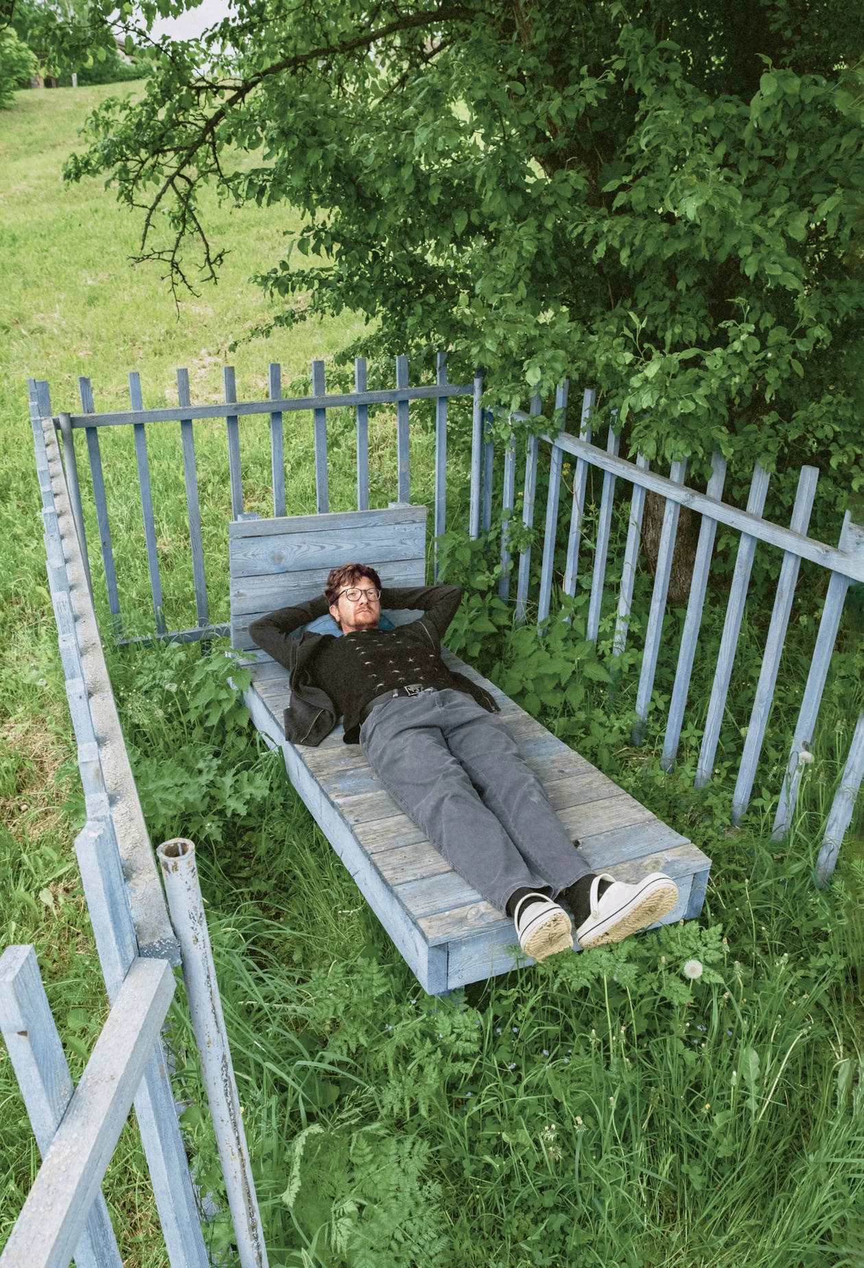 Иван Полисский, куратор и продюсер фестивалей «Архстояние» и «Масленица в Никола-Ленивце». На фото он лежит в «Кроватке» — это первый объект Александра Бродского и Надежды Корбут в Никола-Ленивце. Кто отважится на нее прилечь, может представить себя в разных мирах — то живым, то мертвым
