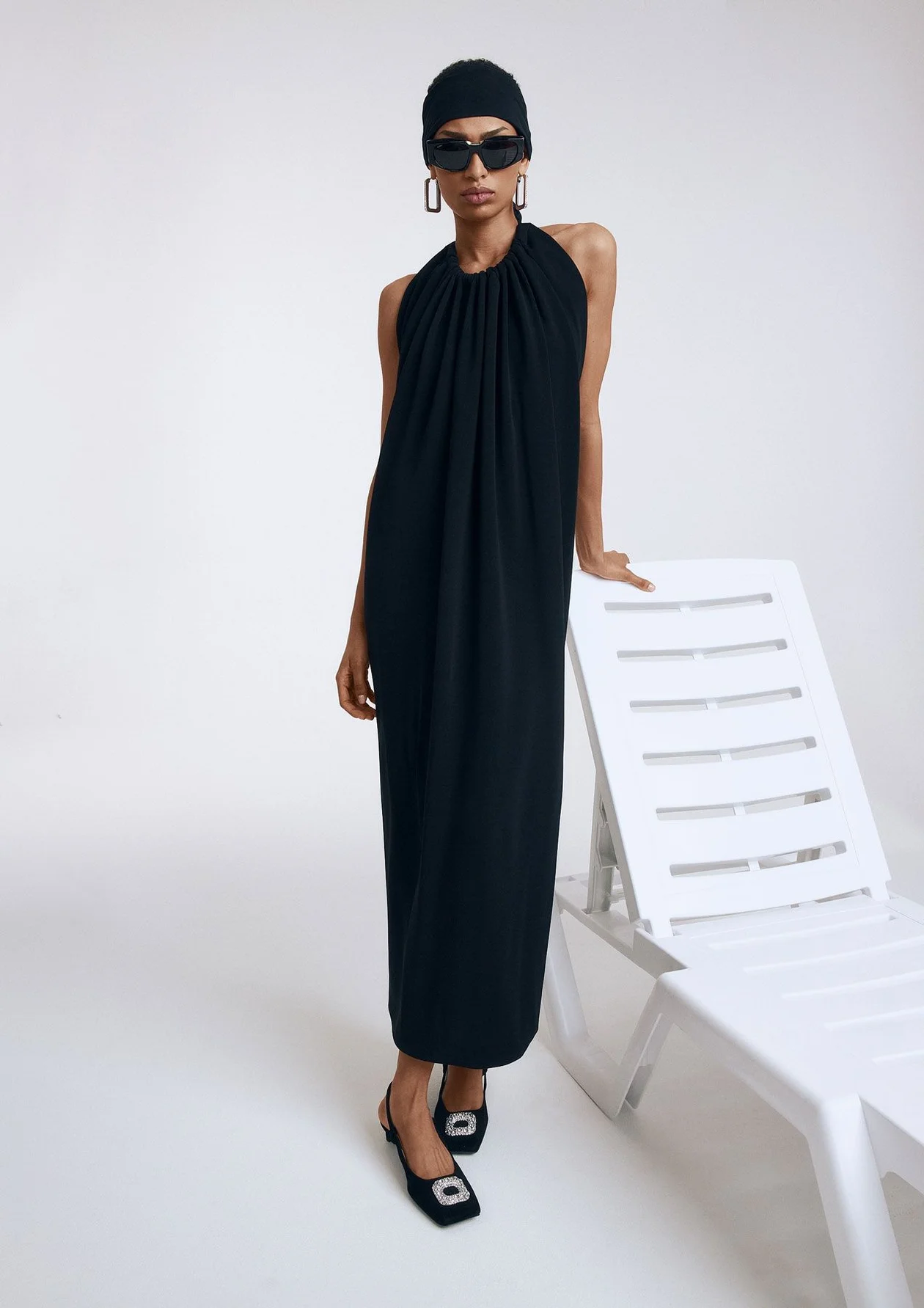 Платье, SPORTMAX, солнцезащитные очки, MAX MARA; серьги, ALBERTA FERRETTI, все BOSCO; туфли, FABI, NO ONE; платок, «ПАЧЕ»