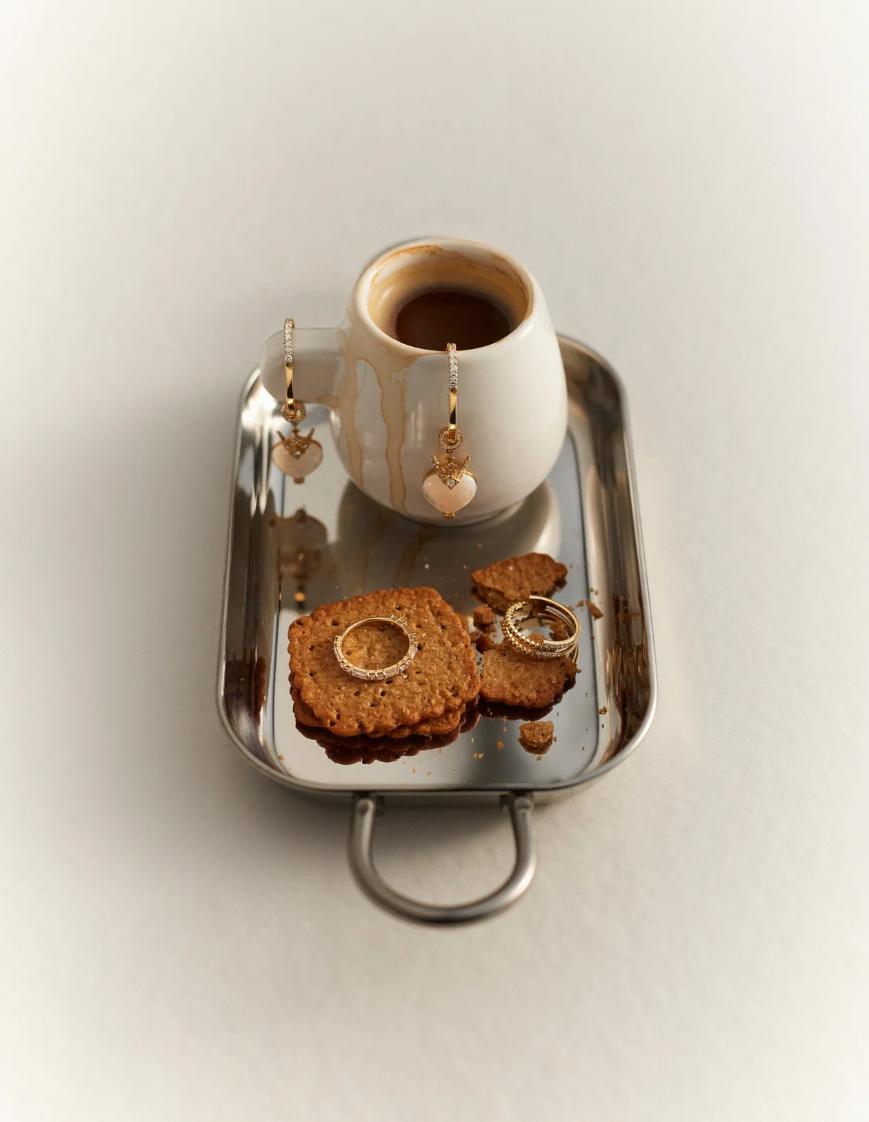 Серьги из желтого золота с бриллиантами и перламутром, Yana Jewellery, Sublime Bosco; кольца из желтого золота с бриллиантами, Edelstein, AllTime