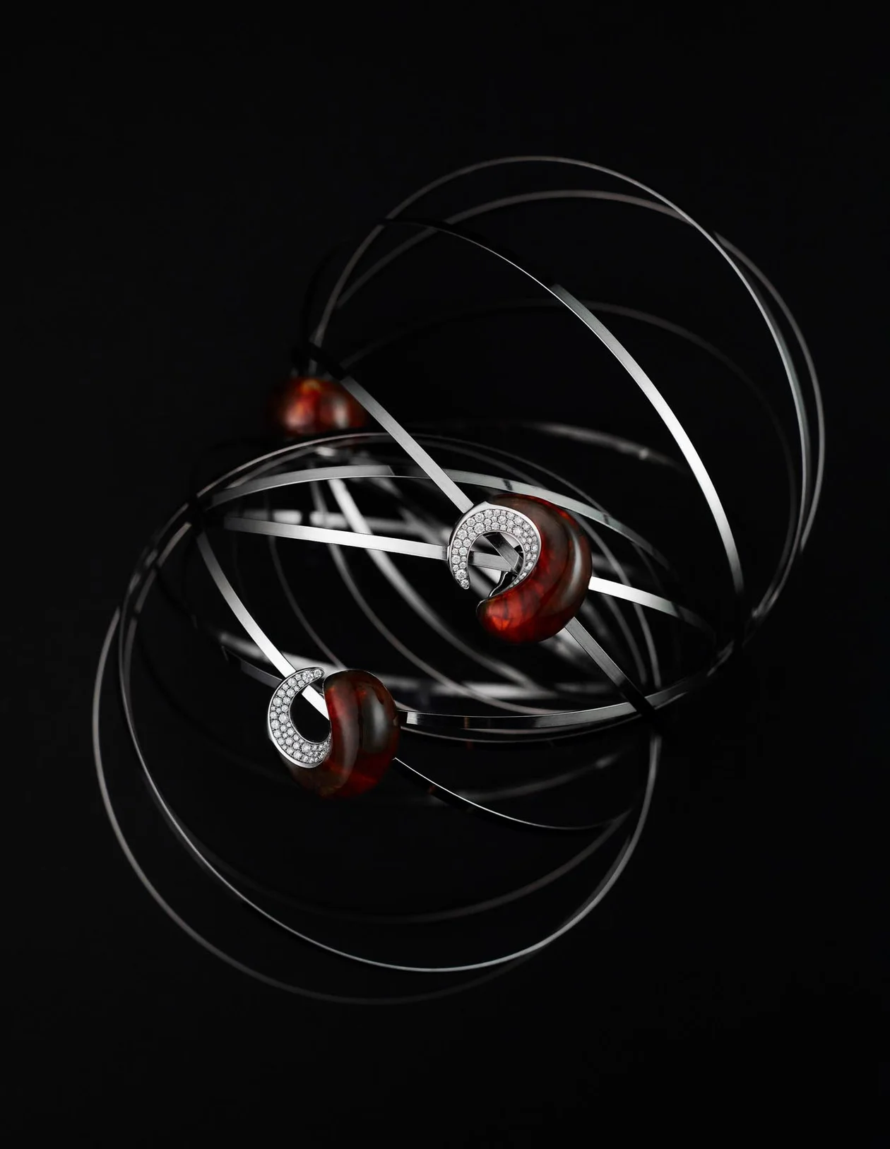 Серьги и кольцо из белого золота с бриллиантами и янтарем, коллекция «Янтарная комната», Liza Borzaya.