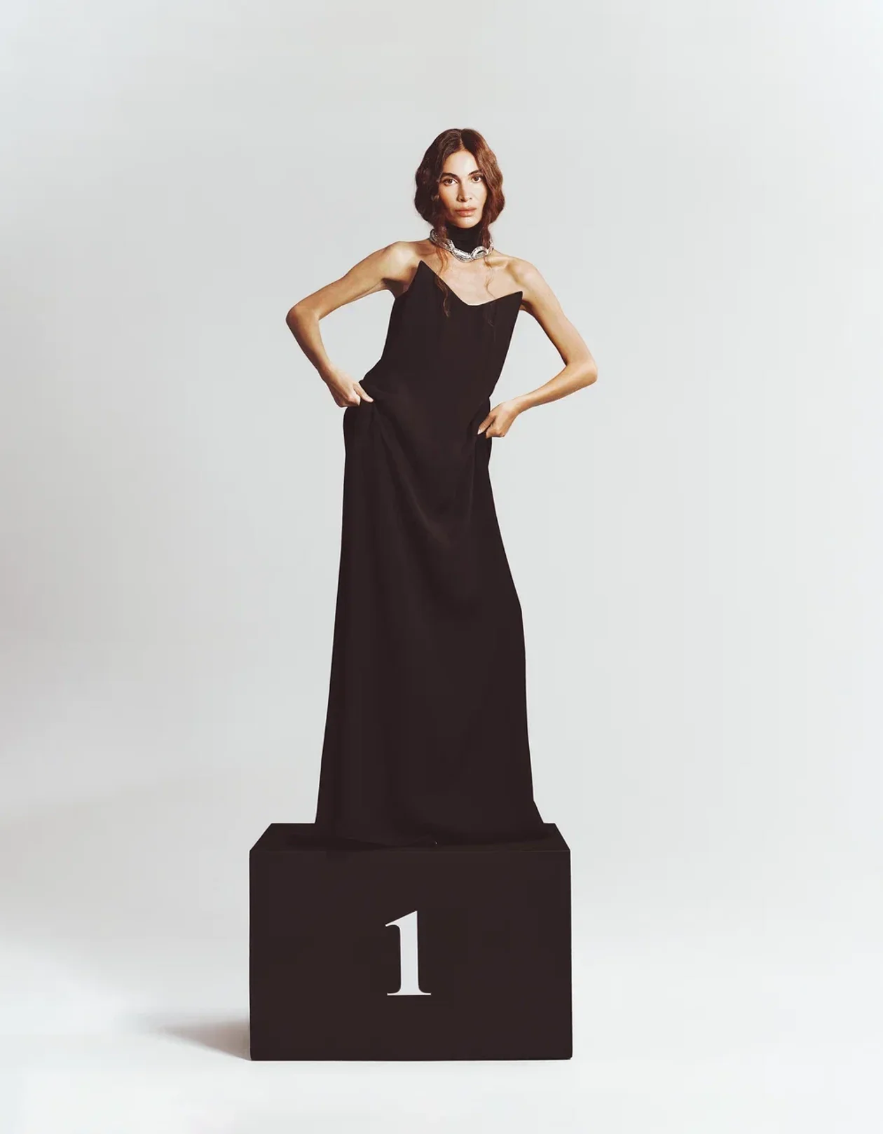 Платье, DEL CORE, ЦУМ; колье, THE ROW