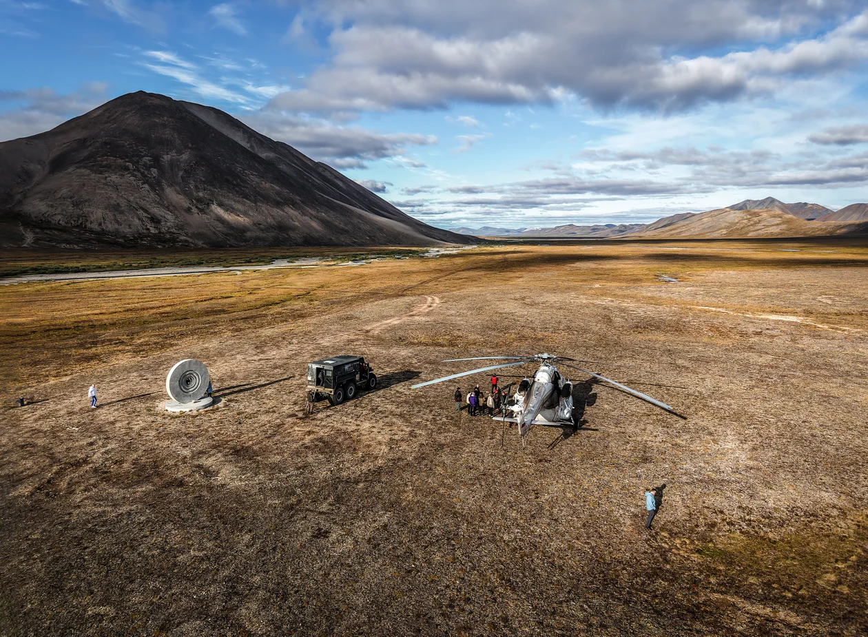 <span style="font-family:"Roboto Condensed", "Roboto Condensed Placeholder", sans-serif;font-size:14px;">Знак Солнца, или 180-й меридиан, вид с коптера. Рядом с нашим вертолетом Ми-8 — шестиколесный вездеход, на котором приехала другая группа</span>