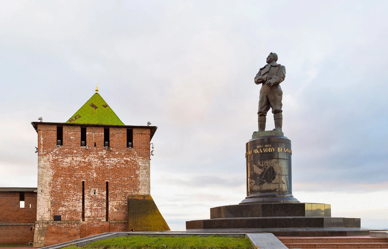 Памятник Валерию Чкалову вблизи Георгиевской башни Нижегородского кремля.На пьедестале — карта с указанием маршрутов перелетов экипажа Чкалова — Байдукова —Белякова на Дальний Восток и в Америку через Северный полюс