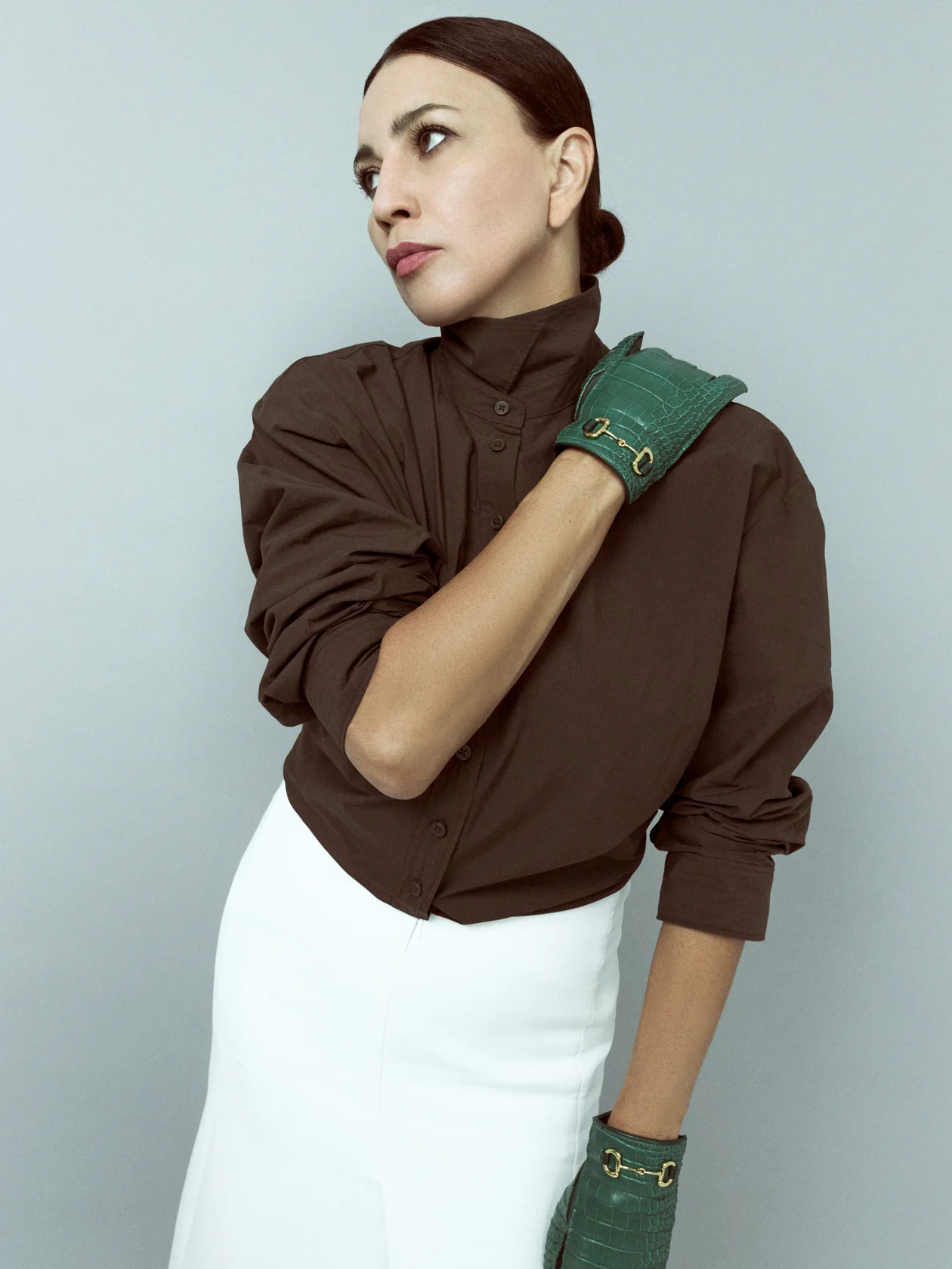 На Полине: блузка, JIL SANDER; юбка, SAINT LAURENT; перчатки, GUCCI