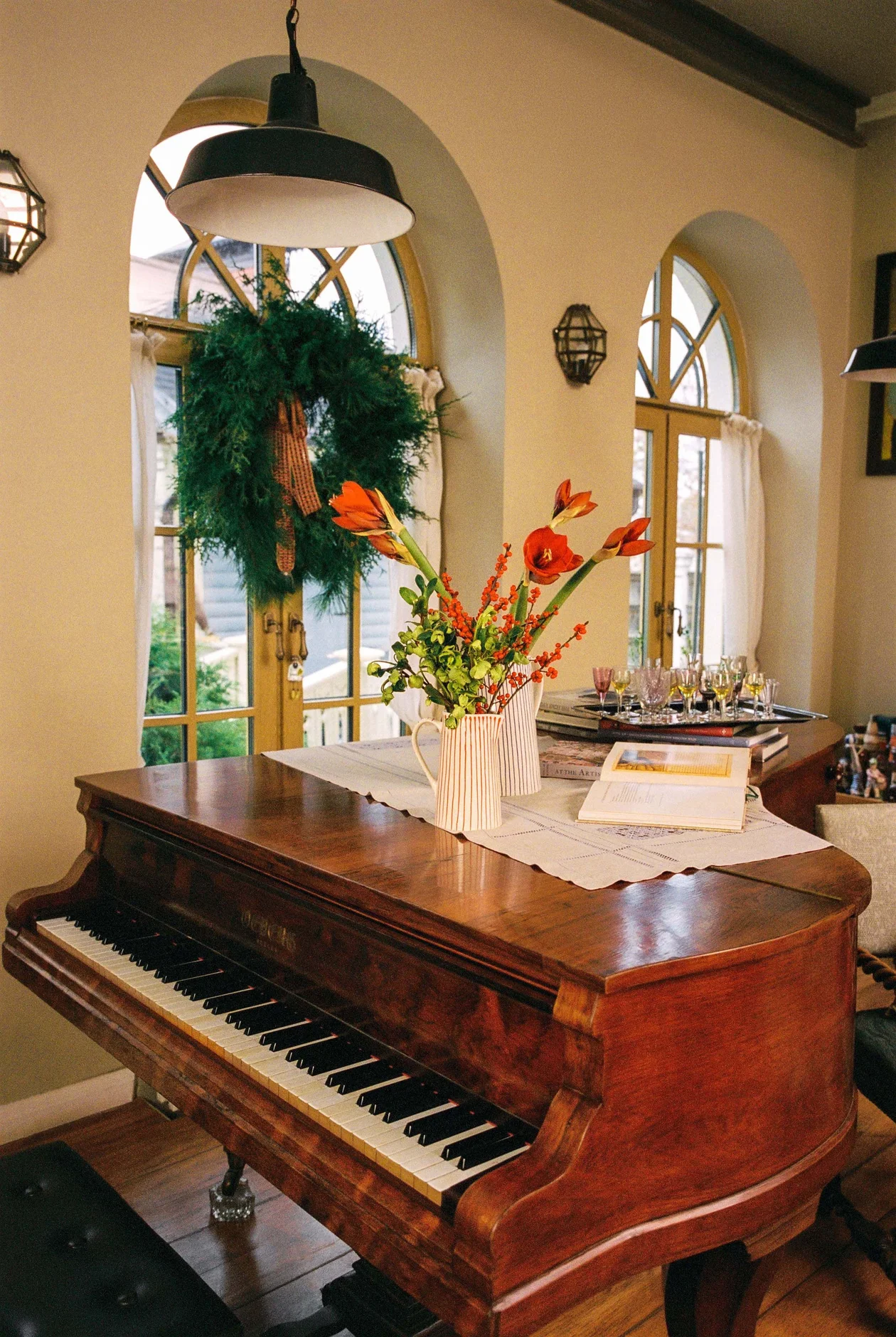 Рояль привезли из Тулы, он принадлежал доктору Сухинину, который лечил семью Толстых. Рождественский венок сплели из веток туи.