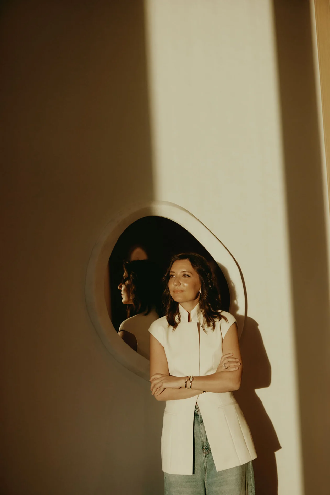 На Лее: жилет с карма- ном на поясе и лонг слив, ANJA SCHWERBROCK. На Лукасе: футболка, STELLA MCCARTNEY. Все WISTERIA