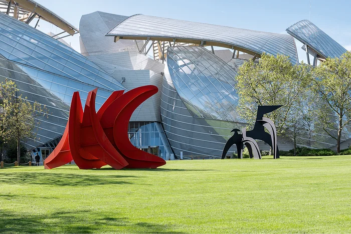 Территория Fondation Louis Vuitton в Париже, где проходила ретроспектива Calder. Rêver en équilibre американского скульптора Александра Колдера.