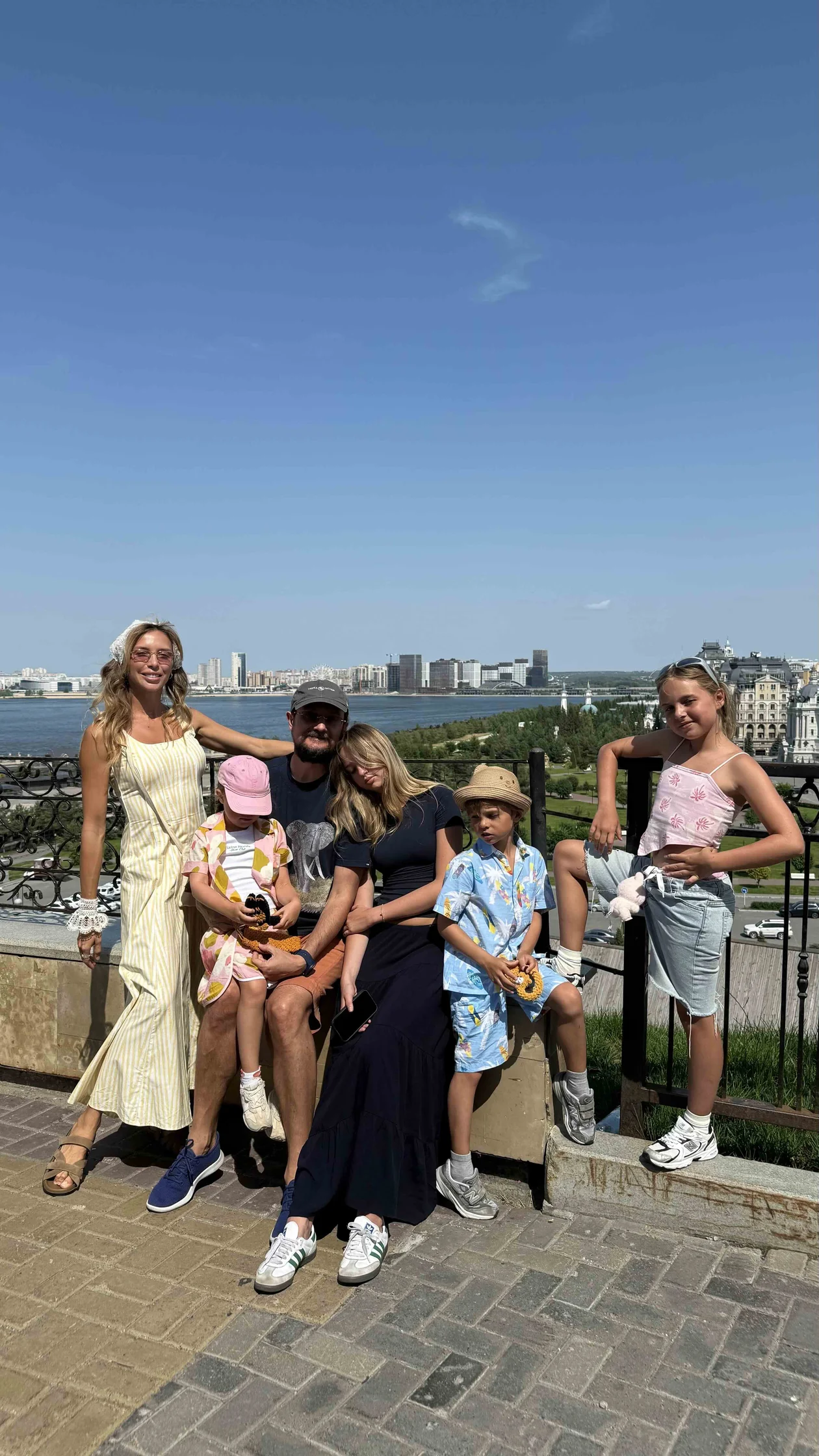 Полина Репик, её муж Алексей Репик (основатель фармацевтической группы «Р-Фарм»), дочки Анна, Валерия и Полина и сын Максим