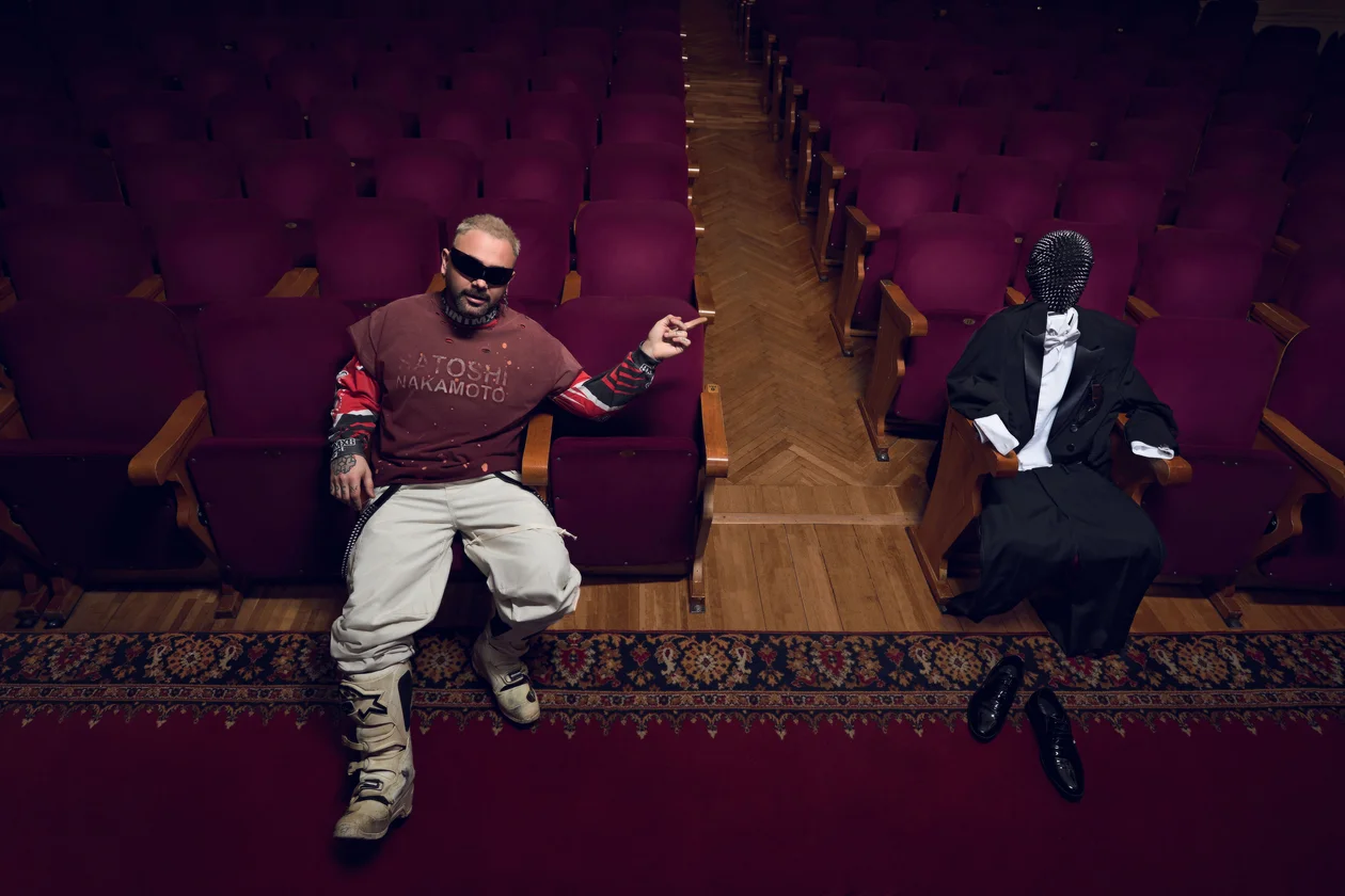 Футболка, SATOSHI NAKAMOTO; лонгслив, SAINT MXXXXX; брюки, R13; мотоботинки, ALPINESTARS; подтяжки, ENFANTS RICHES DÉPRIMÉS; очки, BALENCIAGA.