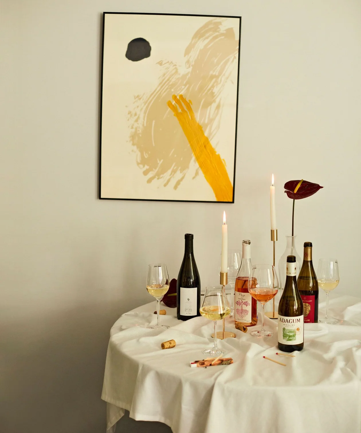 &#x422;&#x438;&#x445;&#x438;&#x435; &#x431;&#x435;&#x43b;&#x44b;&#x435; &#x432;&#x438;&#x43d;&#x430; (&#x441;&#x43b;&#x435;&#x432;&#x430; &#x43d;&#x430;&#x43f;&#x440;&#x430;&#x432;&#x43e;): &#x423;&#x441;&#x430;&#x434;&#x44c;&#x431;&#x430; &#x414;&#x438;&#x432;&#x43d;&#x43e;&#x43c;&#x43e;&#x440;&#x441;&#x43a;&#x43e;&#x435;, &#xab;&#x412;&#x43e;&#x441;&#x442;&#x43e;&#x447;&#x43d;&#x44b;&#x439; &#x441;&#x43a;&#x43b;&#x43e;&#x43d;&#xbb;, 2020; Adagum, Riesling, 2021; Alma Valley, Kokur, 2021. &#x420;&#x43e;&#x437;&#x43e;&#x432;&#x43e;&#x435; &#x432;&#x438;&#x43d;&#x43e; Gunko Winery, 2023.