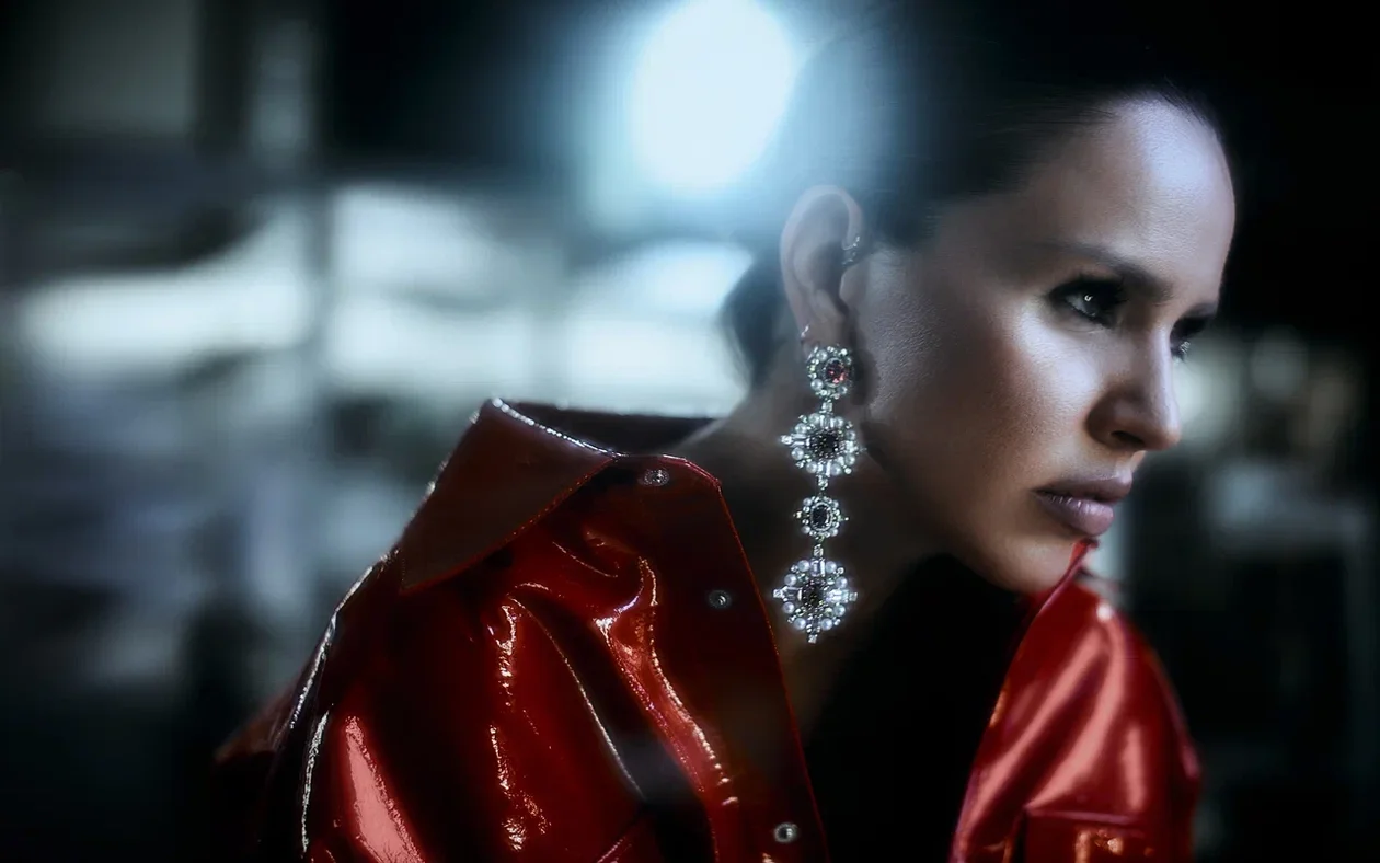 Где: производство медицинских изделий «ГемаТех». На Юлии: рубашка, Viva Vox; серьги, «RS 1912 Русские самоцветы»