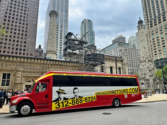 Ярко-красный автобус Chicago Crime Tours курсирует по Чикаго с экскурсиями на тему местных гангстеров.
