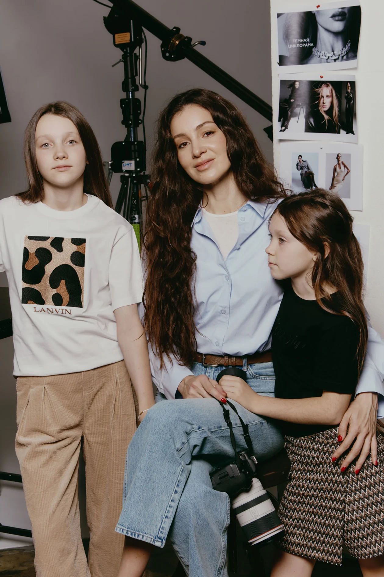 На Алене: футболка, LANVIN; брюки, C’ERA UNA VOLTA. На Любе: футболка и юбка, LANVIN. Все WISTERI