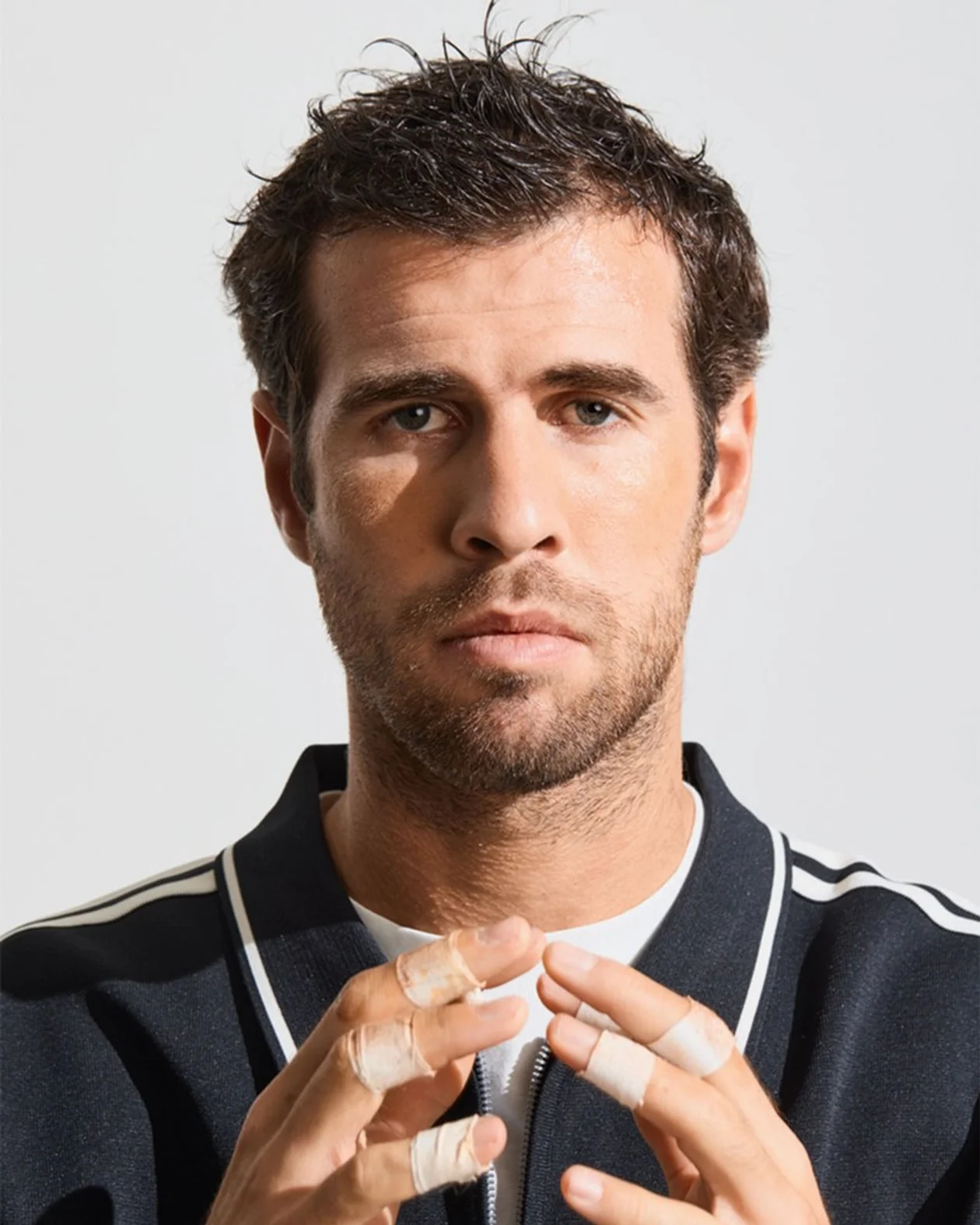 <span style="color:rgb(142,142,142);">Спортивная куртка, Wilson; футболка, Jil Sander, ЦУМ.</span>