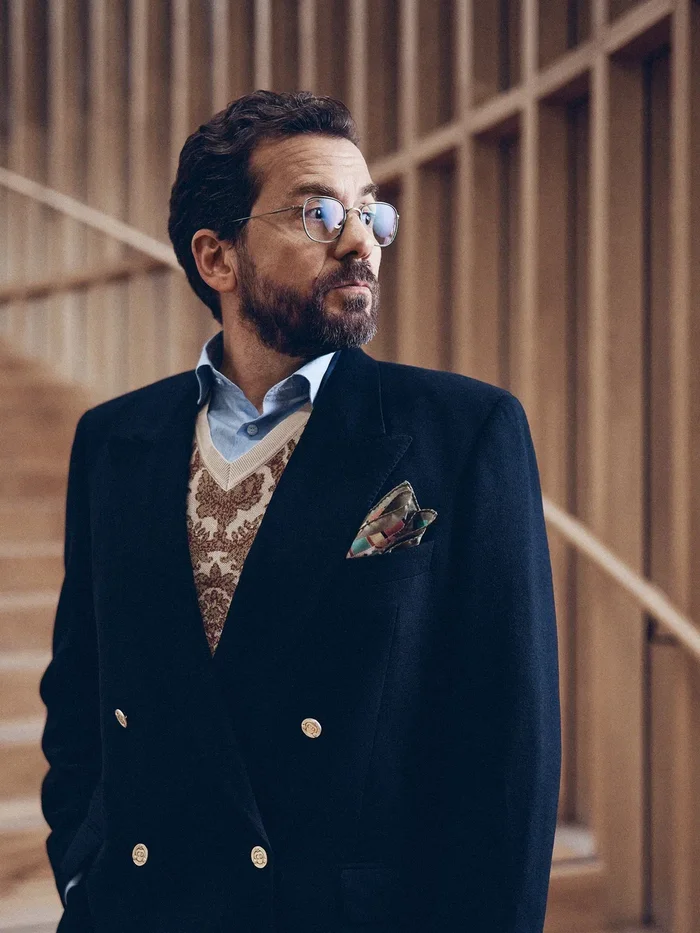 На Павлосе: пиджак, Christian Dior, Vintage Voyage; жилет, рубашка, брюки и платок, Etro, Bosco; лоферы, Principe di Bologna, No One; очки, Matsuda, SEEN