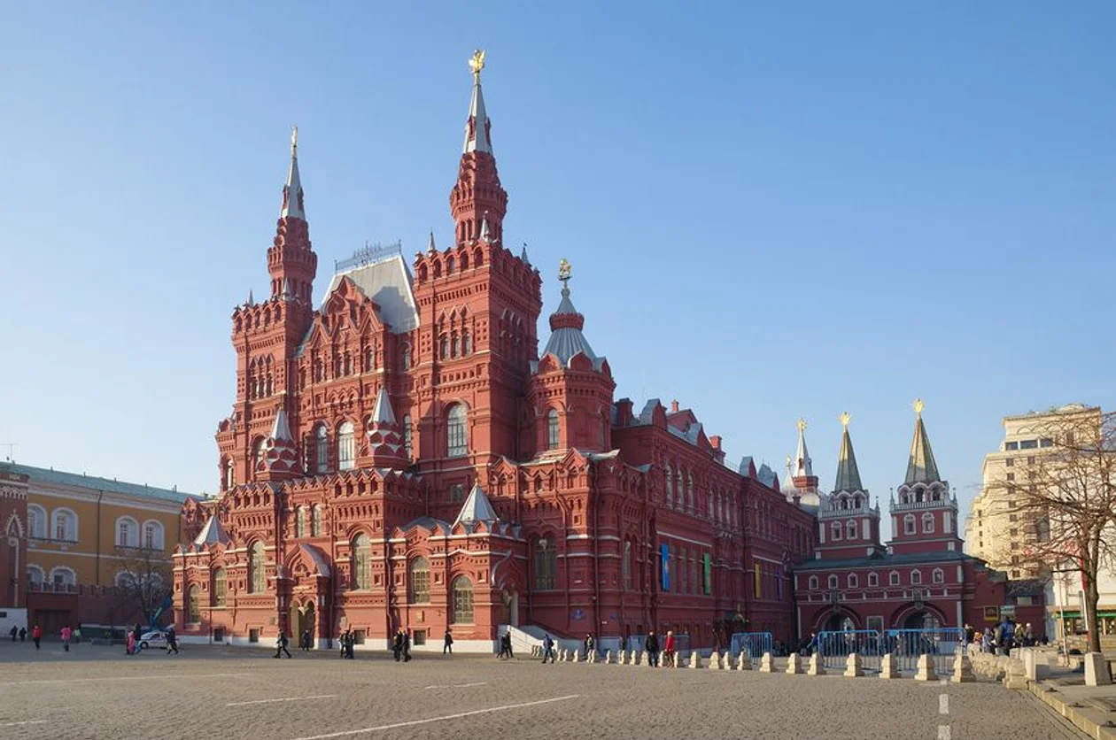 <span style="background-color:transparent;color:#000000;font-family:Arial,sans-serif;">&#x413;&#x43e;&#x441;&#x443;&#x434;&#x430;&#x440;&#x441;&#x442;&#x432;&#x435;&#x43d;&#x43d;&#x44b;&#x439; &#x438;&#x441;&#x442;&#x43e;&#x440;&#x438;&#x447;&#x435;&#x441;&#x43a;&#x438;&#x439; &#x43c;&#x443;&#x437;&#x435;&#x439;, 1883 &#x433;&#x43e;&#x434;, &#x430;&#x440;&#x445;&#x438;&#x442;&#x435;&#x43a;&#x442;&#x43e;&#x440; &#x412;. &#x418;. &#x428;&#x435;&#x440;&#x432;&#x443;&#x434;. &#x424;&#x43e;&#x442;&#x43e;: </span><span style="background-color:rgb(255,255,255);color:rgb(102,102,102);font-family:arial, helvetica, clean, sans-serif;font-size:13px;">&#x415;&#x43b;&#x435;&#x43d;&#x430; &#x41a;&#x43e;&#x440;&#x43e;&#x43c;&#x44b;&#x441;&#x43b;&#x43e;&#x432;&#x430; / &#x424;&#x43e;&#x442;&#x43e;&#x431;&#x430;&#x43d;&#x43a; &#x41b;&#x43e;&#x440;&#x438;</span>