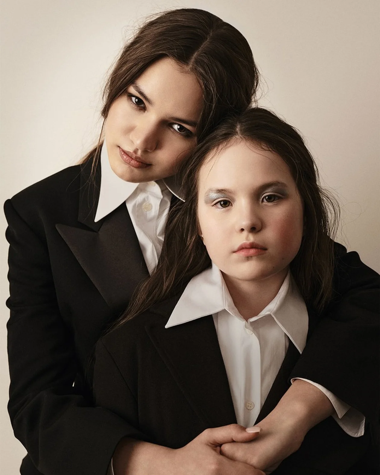 На Софи: жакет, Saint Laurent, рубашка, Dolce &amp; Gabbana, все ЦУМ. На Милане: жакет, N21, Bosco Family; блузка, Ermanno Scervino, Bosco.