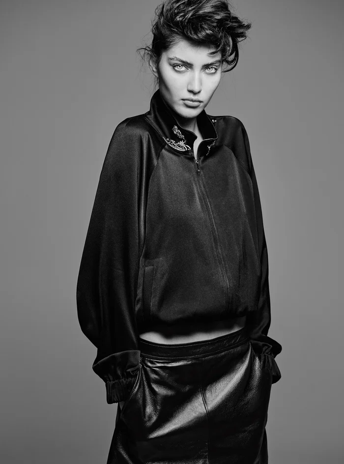 Рубашка, 99 500 руб., Moschino, Bosco; юбка, 83 400 руб., Max Mara, Bosco; золотые броши с бриллиантами, Miuz Diamonds.