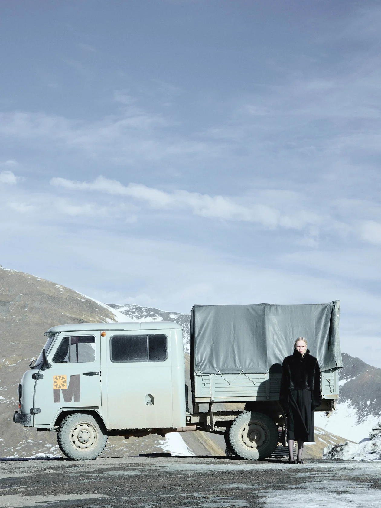 Шуба, Luda Nikishina; юбка, Lesyanebo; туфли, Principe di Bologna, No One; колготки, Calzedonia