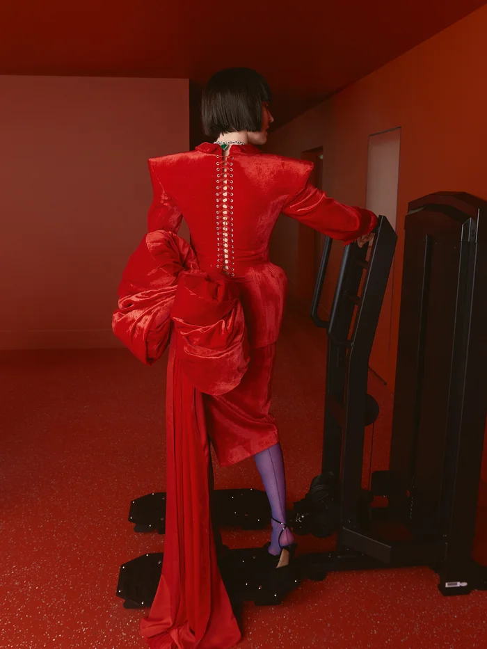 Костюм, ILYA MIGMOON; туфли, CASADEI; чулки, BERTA LINGERIE;колье, PARURE ATELIER