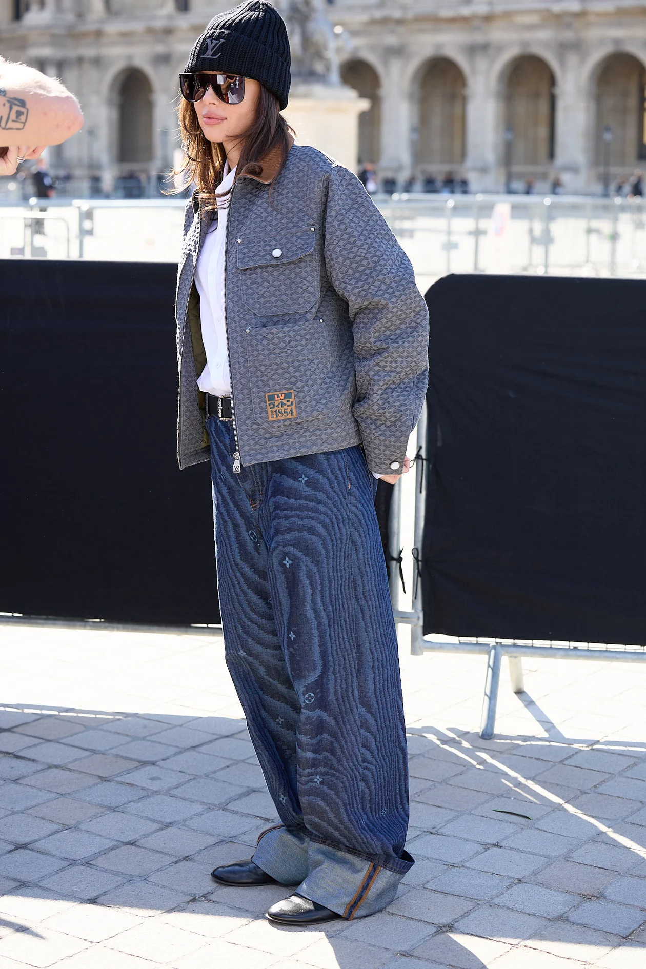 Ксения Шипилова, основательница Keep Looking. На ней рубашка, жакет, джинсы и шапка Louis Vuitton, очки Alaia и обувь Marsell