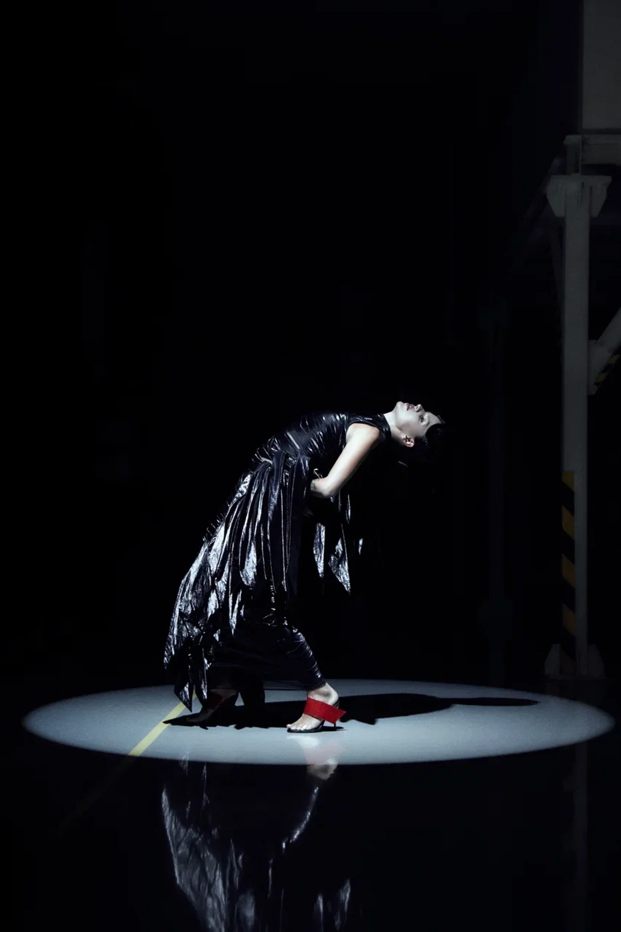 Где: производство медицинских изделий «ГемаТех». На Юлии: платье, Viva Vox; мюли, Svetlana Kushnerova; маска, Ouroboros специально для шоу «Где-то в ретро»