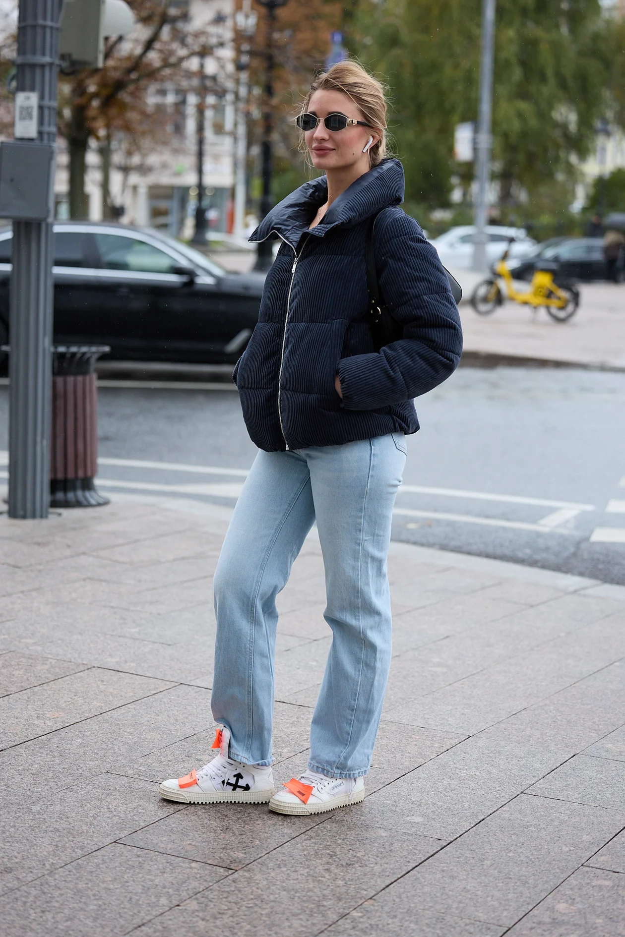 На Оксане куртка Savage, джинсы Zarina, сумка Liu Jo, кеды Off-White, очки Marc Jacobs