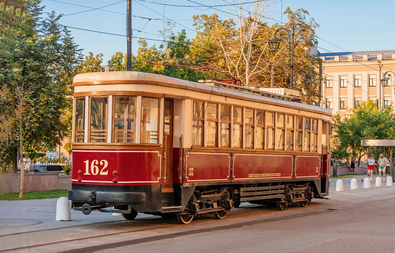 Трамвай в Нижнем появился в 1896 году, рельсы шли по Большой Покровской