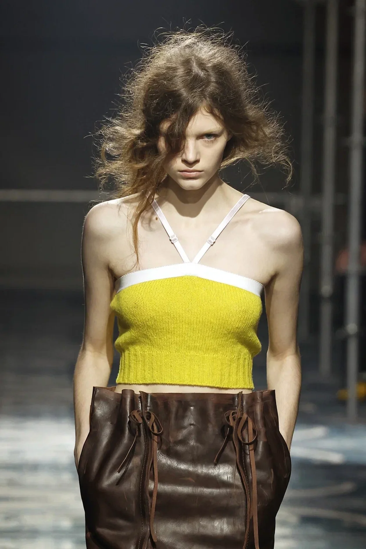 Модель осеннего шоу Prada 