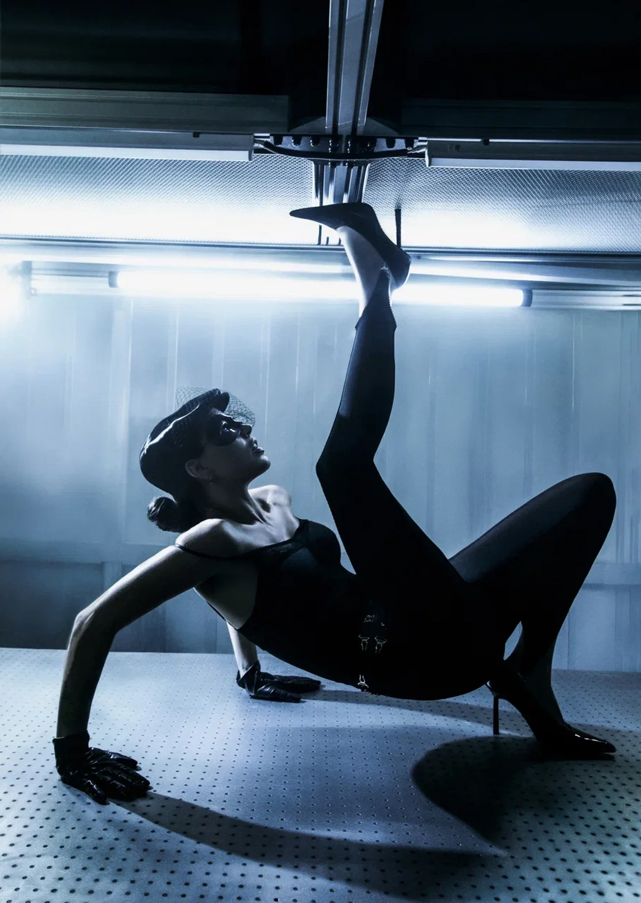 Где: производство лазерного оборудования «Лассард». На Юлии: легинсы, топ и кепи, Daniil Antsiferov; перчатки и туфли, Ekonika Premium; маска, Ouroboros специально для шоу «Где-то в ретро»