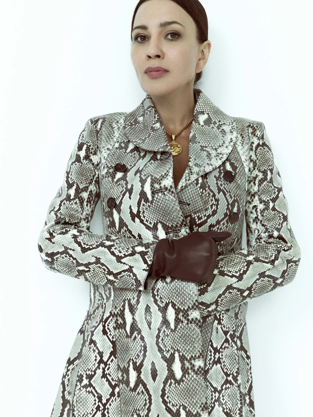 На Полине: тренч и перчатки, все GUCCI; подвеска, CHANEL, VINTAGE VOYAGE