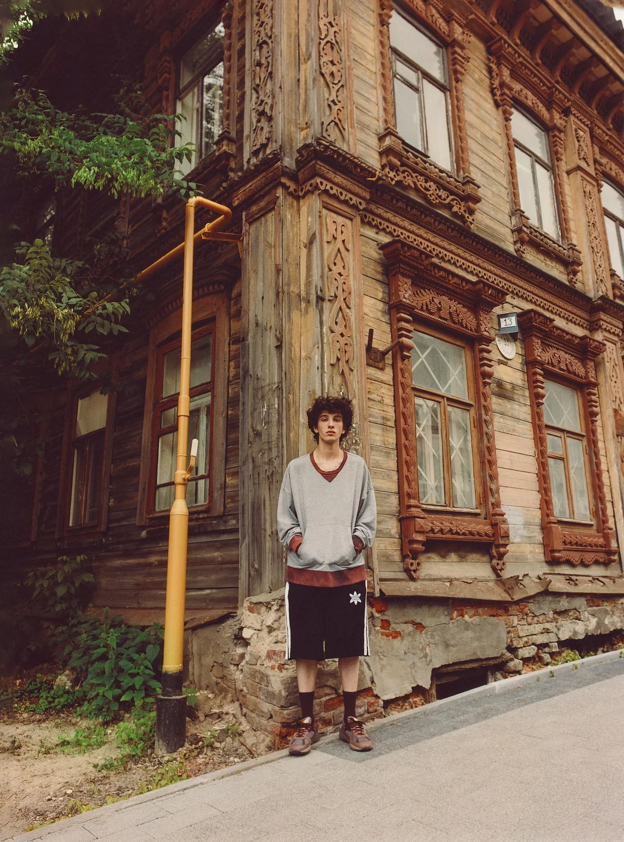 Старый дом по адресу Грузинская, 13, между Большой Покровской улицей и Почаинским оврагом