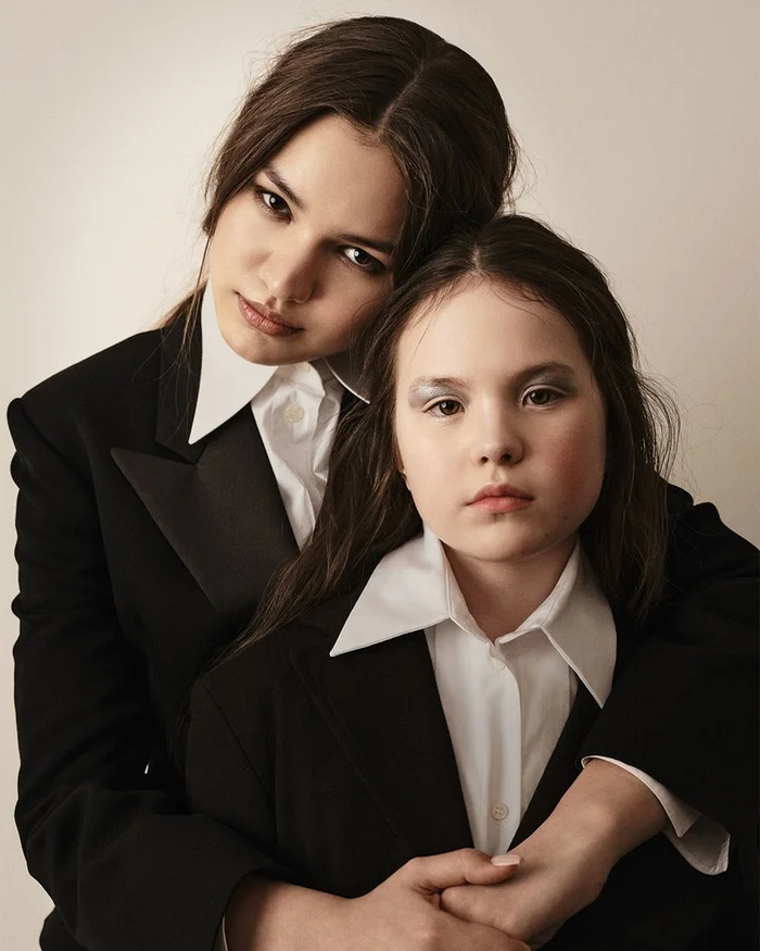 На Софи: жакет, Saint Laurent, рубашка, Dolce &amp; Gabbana, все ЦУМ. На Милане: жакет, N21, Bosco Family; блузка, Ermanno Scervino, Bosco.