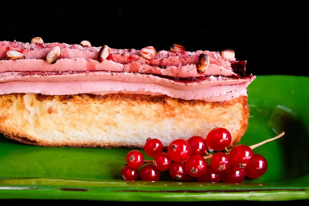 <span style="background-color:transparent;color:rgb(0,0,0);">Паштет из куриной печени на бриоши с красной смородиной в ресторане «Северяне»</span>