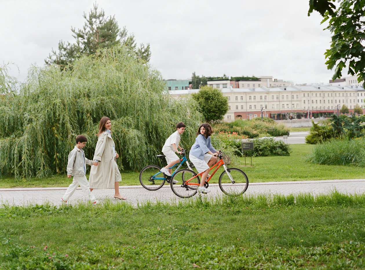 <span style="color:rgb(35,31,32);">Маруся Лысенок с детьми Эдуардом, Давидом и Кариной.</span>