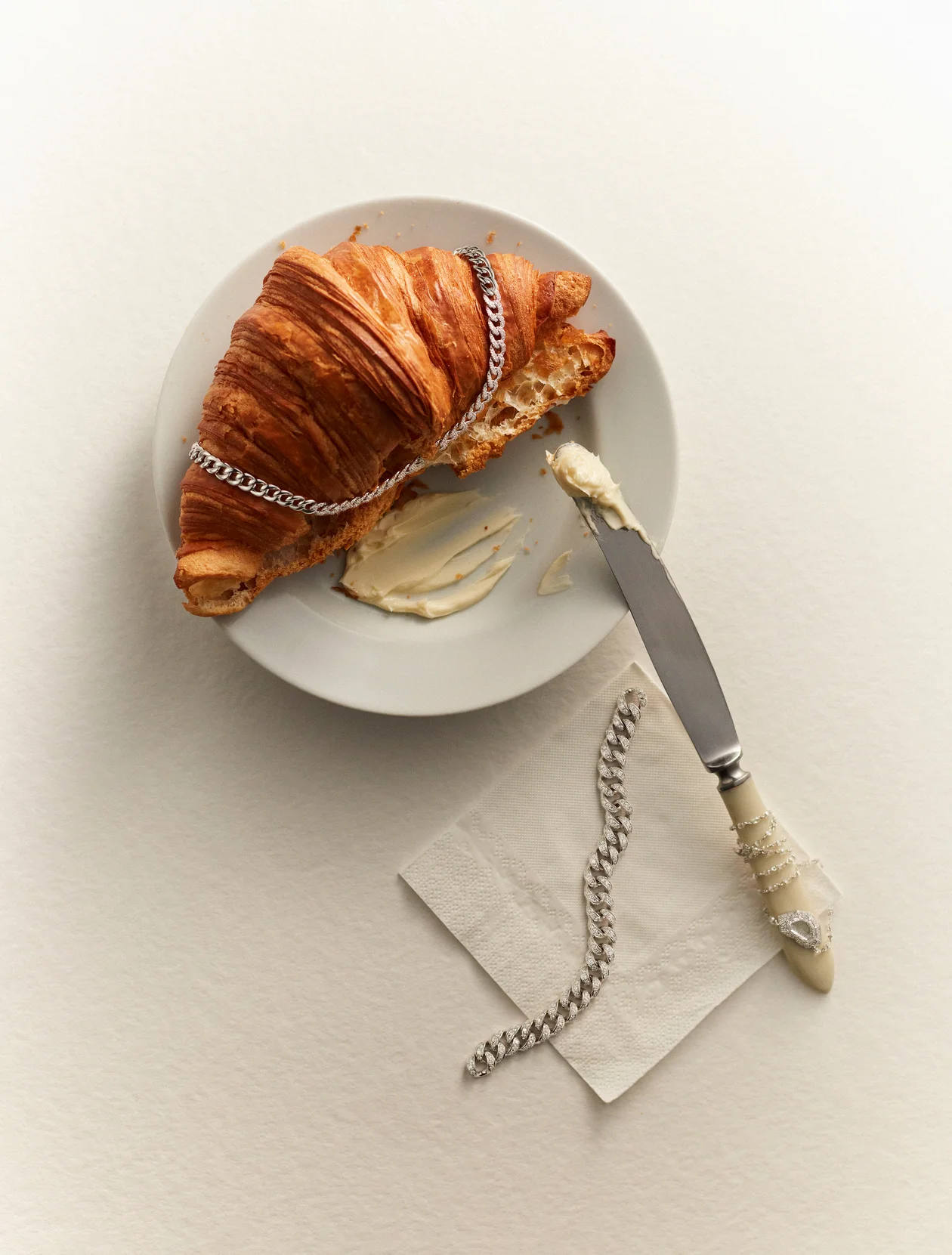 Колье из белого золота с бриллиантами, Сrivelli, браслет и подвеска из белого золота с бриллиантами, Yana Jewellery, все Sublime Bosco