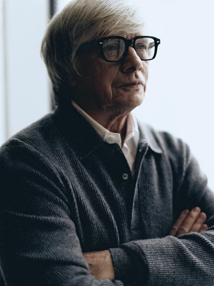На Евгении: кардиган, Gran Sasso, BoscoFamily; рубашка, Lardini, Bosco; очки, Oliver Peoples, SEEN.