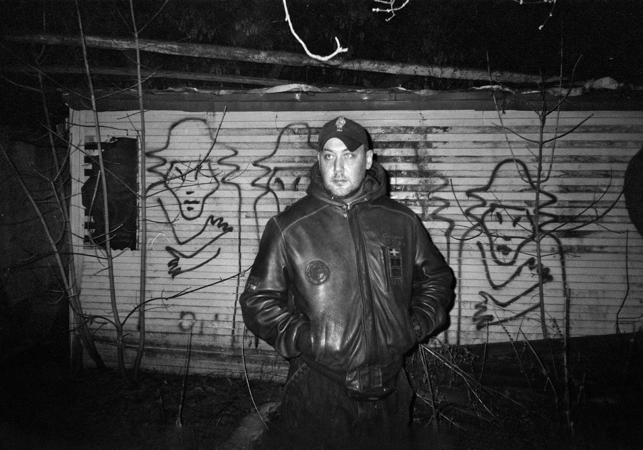 Во дворе МГАХИ имени В. И. Сурикова. На Александре: куртка, DAYTONA