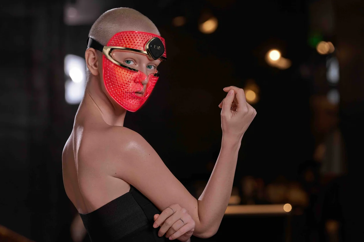 LED-&#x43c;&#x430;&#x441;&#x43a;&#x430; FAQ&#x2122; 202. &#x418;&#x441;&#x442;&#x43e;&#x447;&#x43d;&#x438;&#x43a;: &#x43f;&#x440;&#x435;&#x434;&#x43e;&#x441;&#x442;&#x430;&#x432;&#x43b;&#x435;&#x43d;&#x43e; &#x43f;&#x440;&#x435;&#x441;&#x441;-&#x441;&#x43b;&#x443;&#x436;&#x431;&#x43e;&#x439; FOREO