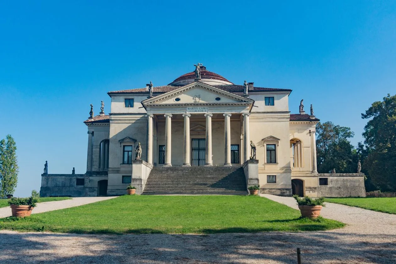 &#x412;&#x438;&#x43b;&#x43b;&#x430; &#x420;&#x43e;&#x442;&#x43e;&#x43d;&#x434;&#x430;, &#x418;&#x442;&#x430;&#x43b;&#x438;&#x44f;, 1605. &#x410;&#x440;&#x445;. &#x410;. &#x41f;&#x430;&#x43b;&#x43b;&#x430;&#x434;&#x438;&#x43e;. &#x424;&#x43e;&#x442;&#x43e;: &#x41d;&#x438;&#x43a;&#x43e;&#x43b;&#x430;&#x439; &#x410;&#x43b;&#x43c;&#x430;&#x435;&#x432; / &#x424;&#x43e;&#x442;&#x43e;&#x431;&#x430;&#x43d;&#x43a; &#x41b;&#x43e;&#x440;&#x438;