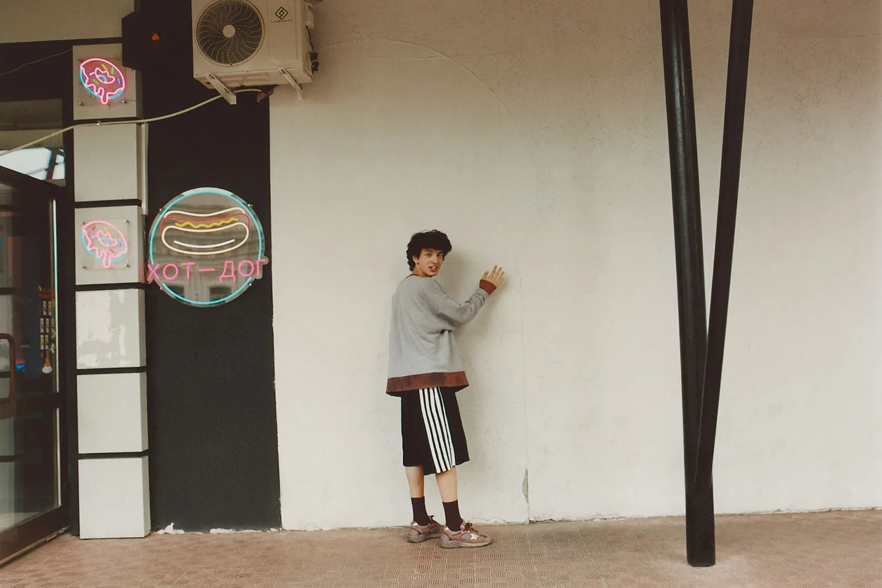 Марк у стены дома на Большой Покровской улице, в котором раньше была арка шириной в полтора человека