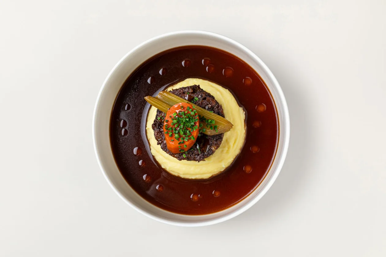 Рулет из говяжьих хвостов с бургундским соусом