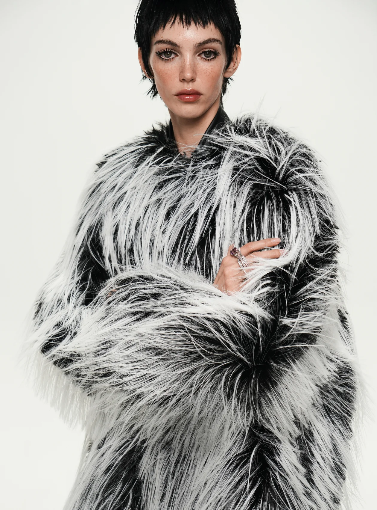 Шуба, Sportmax, Bosco; кольца, Swarovski, Edelstein, Sif Jakobs, все AllTime; кольцо со шпинелью и бриллиантами, «RS 1912 Русские самоцветы»