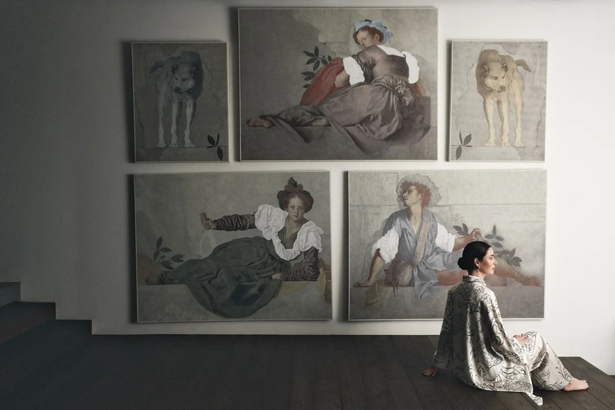 Шелковые платье-рубашка и брюки из коллекции <strong>Resort</strong>,<strong> «ХОХЛОМА Х АЛЕНА АХМАДУЛЛИНА»</strong>; серьги, <strong>BOTTEGA VENETA</strong>.