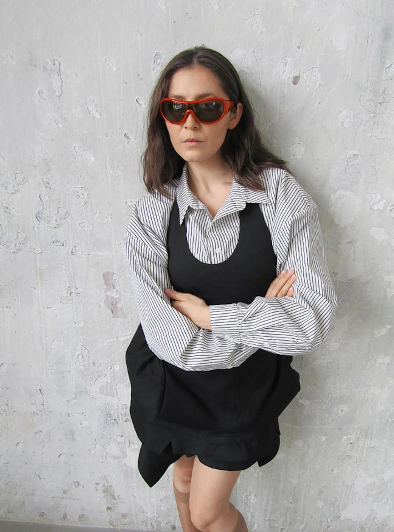 Рубашка, ANNUKO; боди, 12 STOREEZ; жакет, наде- тый как юбка, SORELLE ERA; очки, MIU MIU.