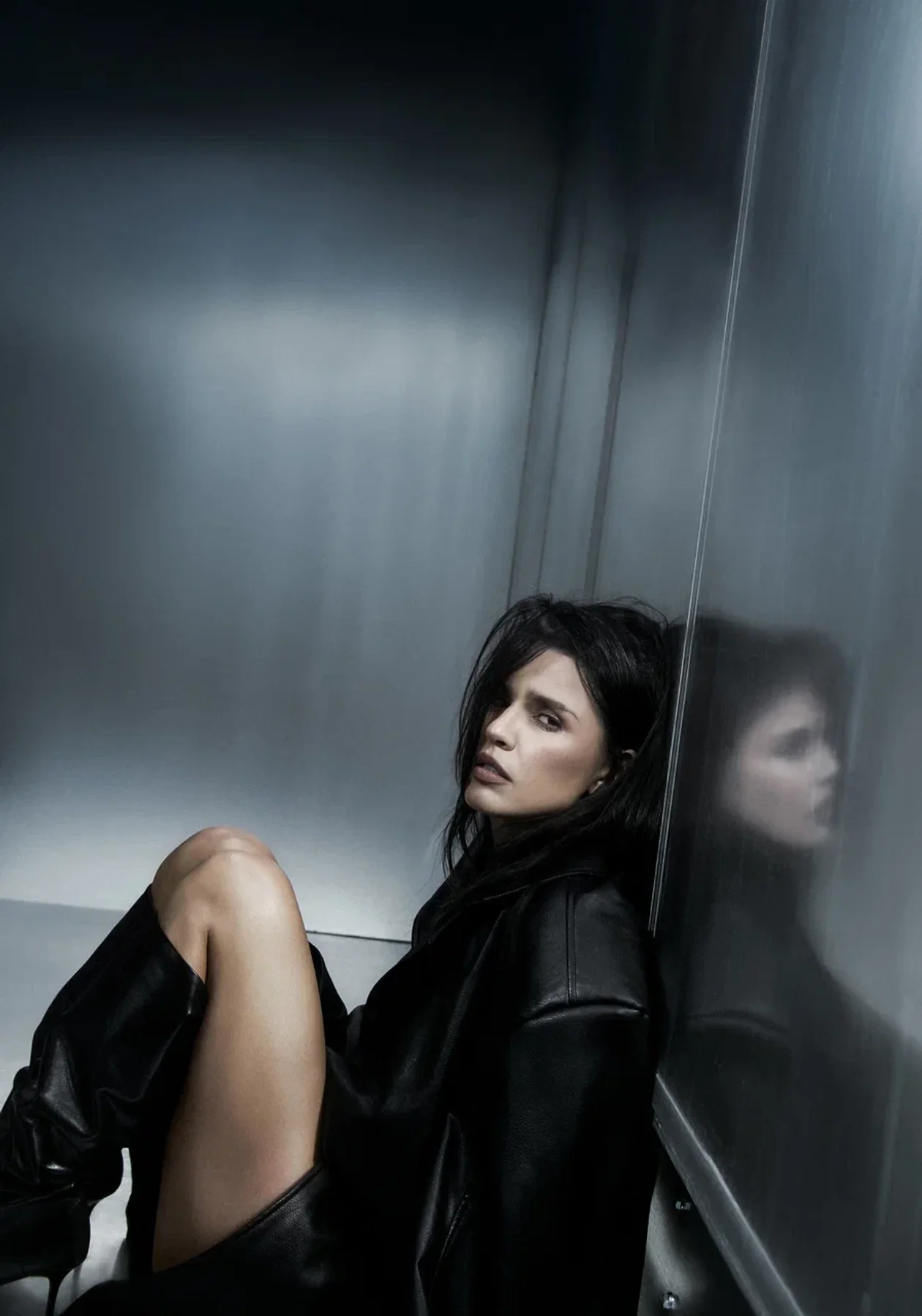 Где: производство лазерного оборудования «Лассард». На Юлии: кожаное пальто, Anfi; сапоги, Portal