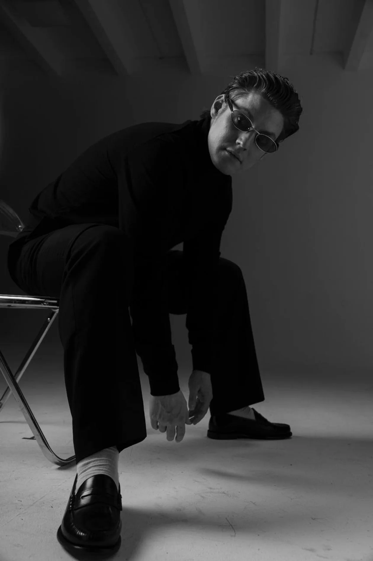 Водолазка, 12 STOREEZ; брюки, HUGO; лоферы, BOSS; очки, BOTTEGA VENETA; носки, KARL LAGERFELD. Все вещи представлены на Lamoda